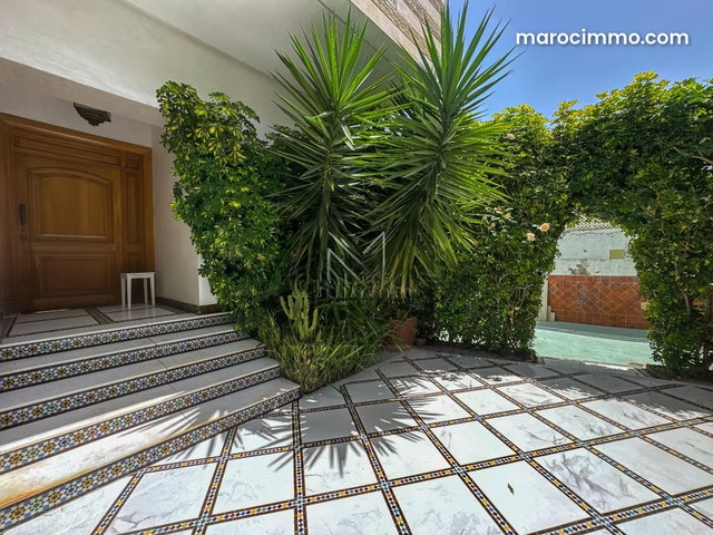 Villa de famille, Spacieuse avec piscine et jardin — 4
