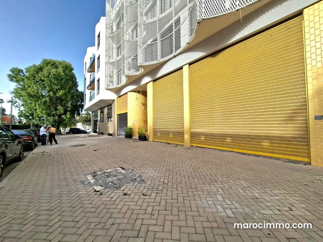 210 m² Commercial Premises with Mezzanine for Sale in Oasis, Casablanca — Casablanca