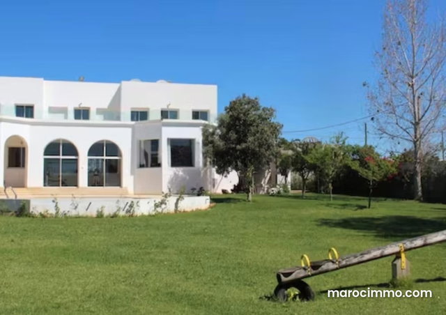 Villa de haut standing à louer à rue zaire el manzah proche la SNRT. 4 belles chambres. Bien meublé — 3