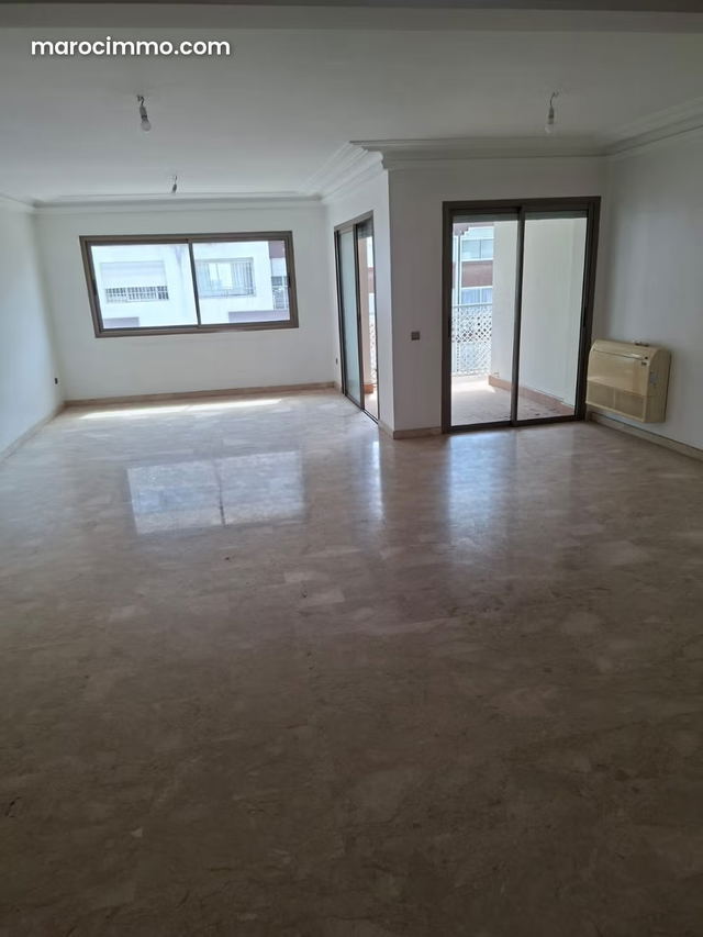A vendre un joli appartement h. Stand avec terrasse balcon — الدار البيضاء