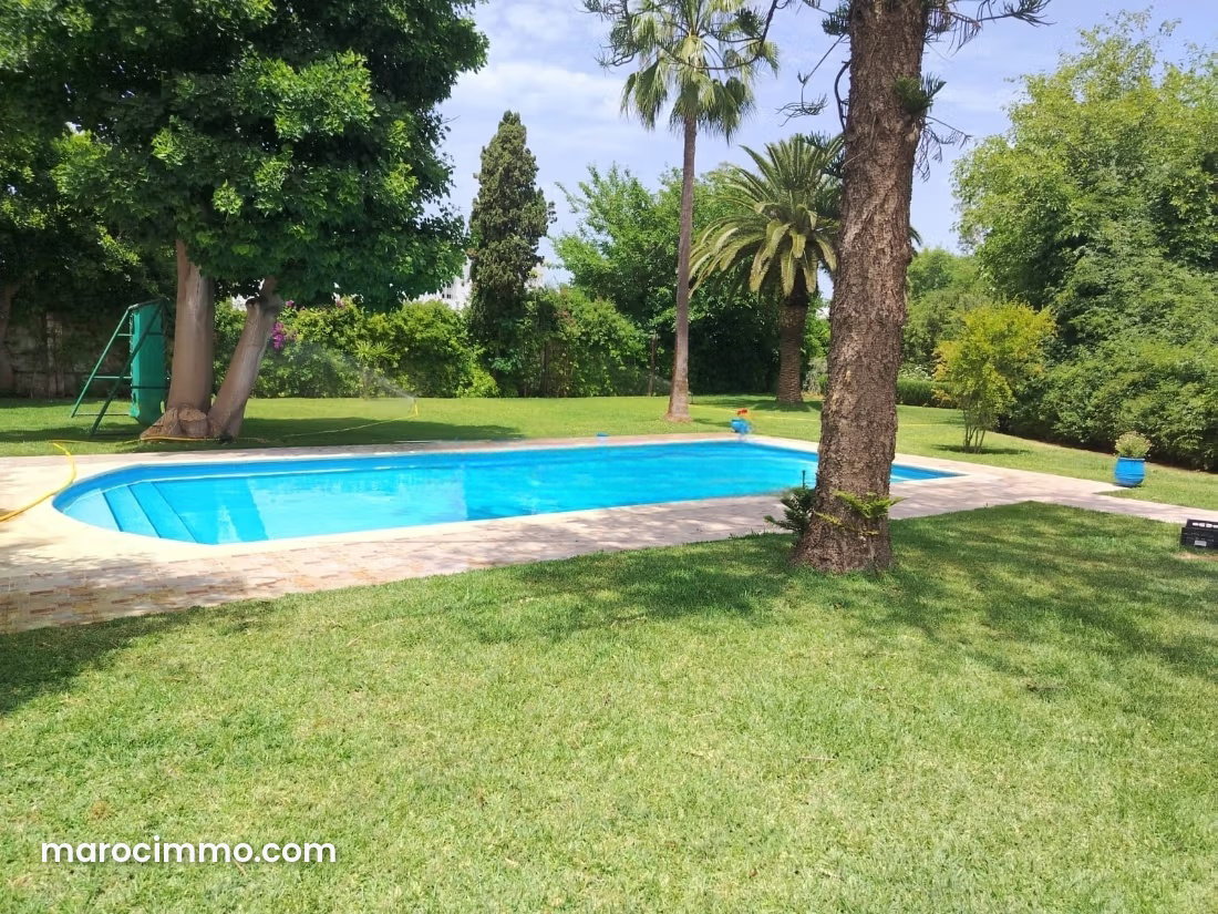 1,300 m² villa with swimming pool and garden for rent in Souissi, Rabat — Rabat