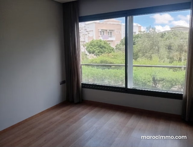 Bel appartement vide bouskoura golf — 2