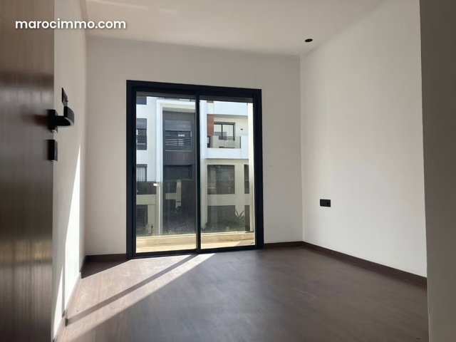 Duplex en location à Ville Verte. 2 chambres agréables. Système de climatisation — 4