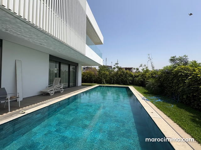 Villa moderne avec piscine à louer vide ou meublée — الدار البيضاء