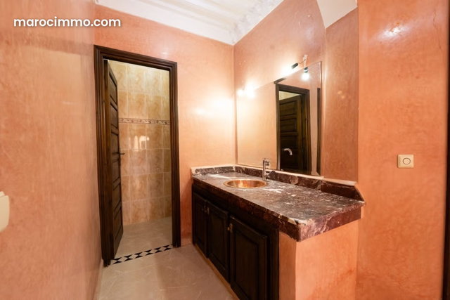 Superbe appartement vide à l’étage d’une villa dans un environnement calme et résidentiel — 4