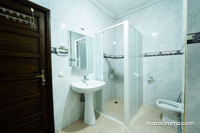 Superbe appartement vide à l’étage d’une villa dans un environnement calme et résidentiel — 3