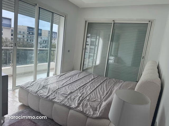 Appartement en location vide à Riyad. 3 grandes pièces. Terrasse et ascenseur — الرباط