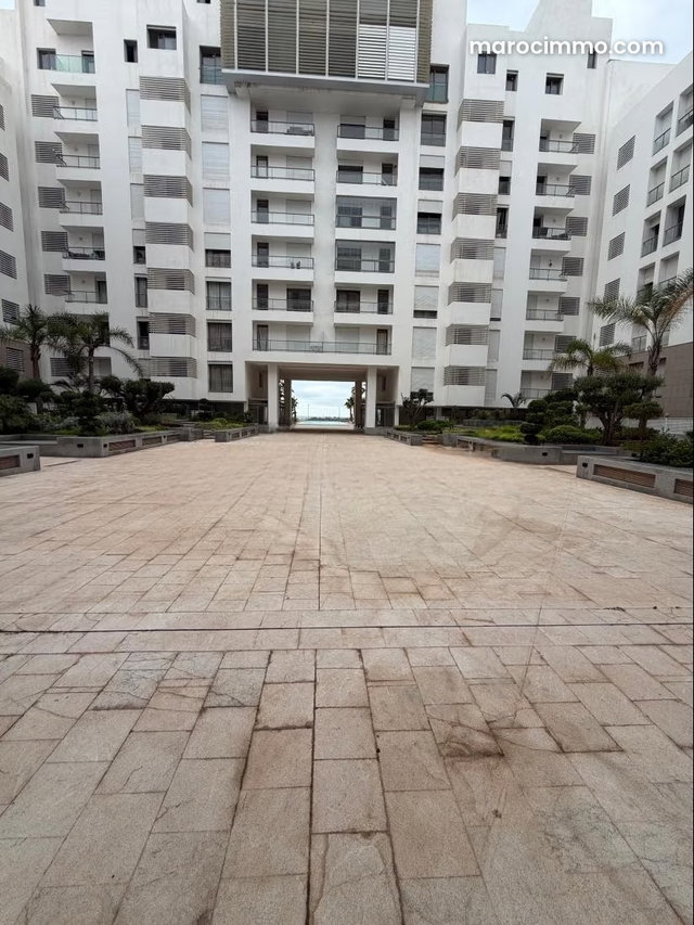 Vend appartement à Ain Diab Extension. Superficie 130 m². Meublé — 2