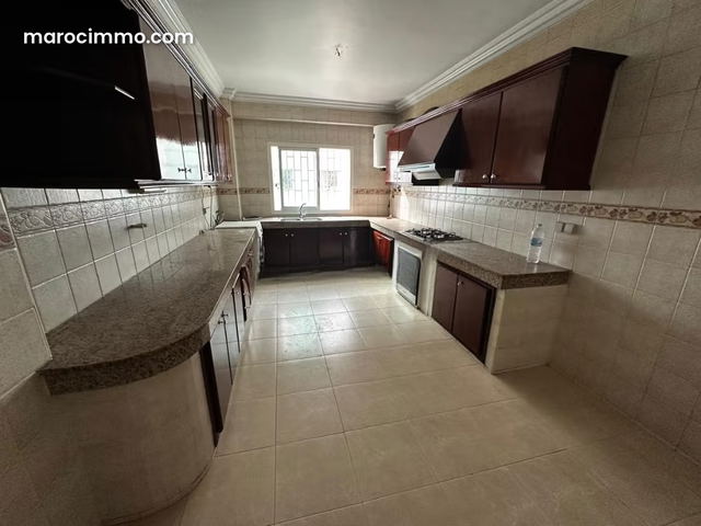 A spacious apartment next to the Descartes high school — Rabat