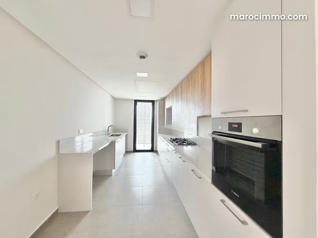Vend appartement à Casablanca Finance City. 5 pièces confortables. Places de parking et terrasse — 5