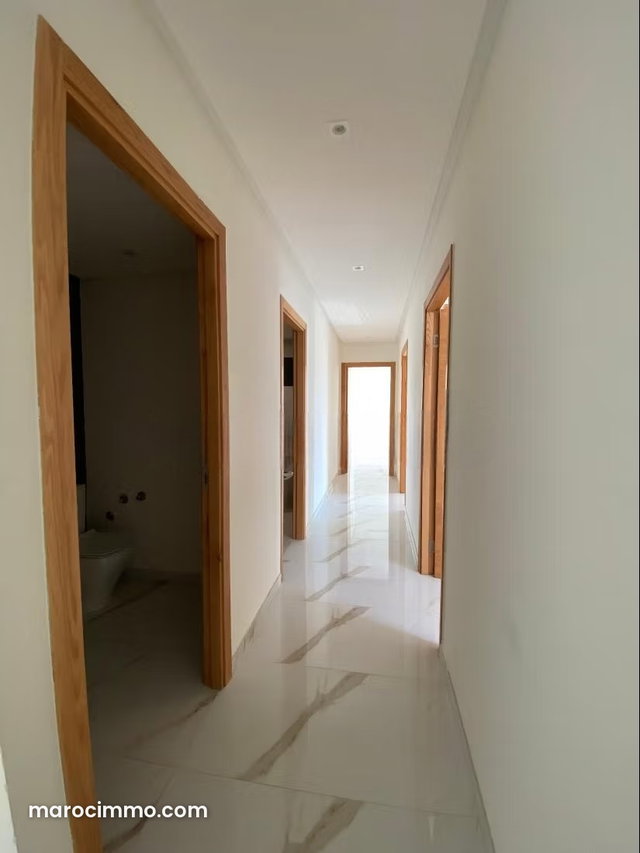 Louez cet appartement vide à Souissi. Surface totale 132 m². Résidence avec concierge — 5
