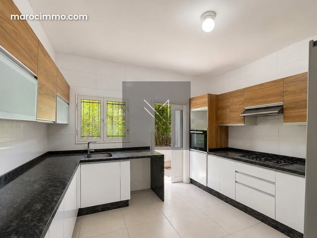 Villa 5 chambres à louer à Aïn Diab I 300 m² habitables, 3 niveaux, petit jardin sans vis à vis — 4