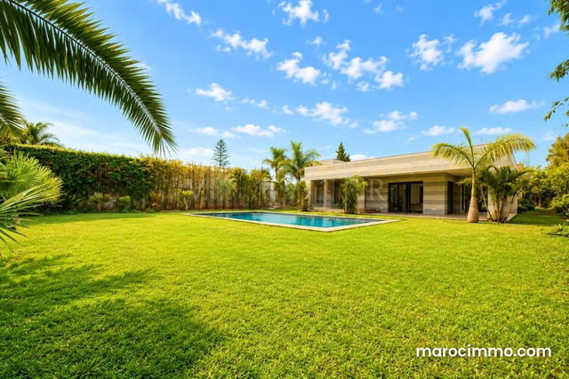 Villa de Prestige à Vendre à Rabat – 860 m² construits sur 1 854 m² de terrain avec Piscine et Jardin — Rabat