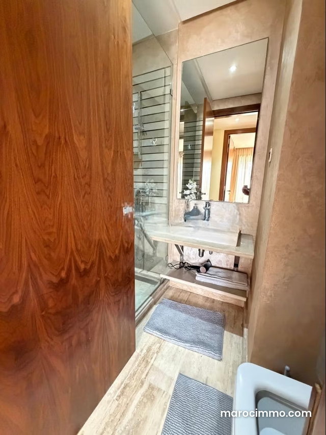 Bel appartement en location à Anfa. 2 belles chambres. Meublé — 4