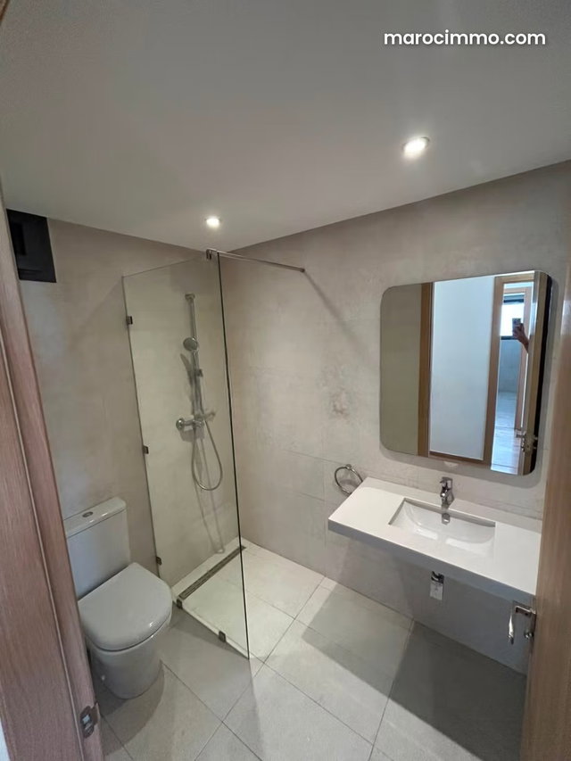 Rent this apartment in EL MENZEH. 2 comfortable rooms. Concierge service, beautiful pool — 3