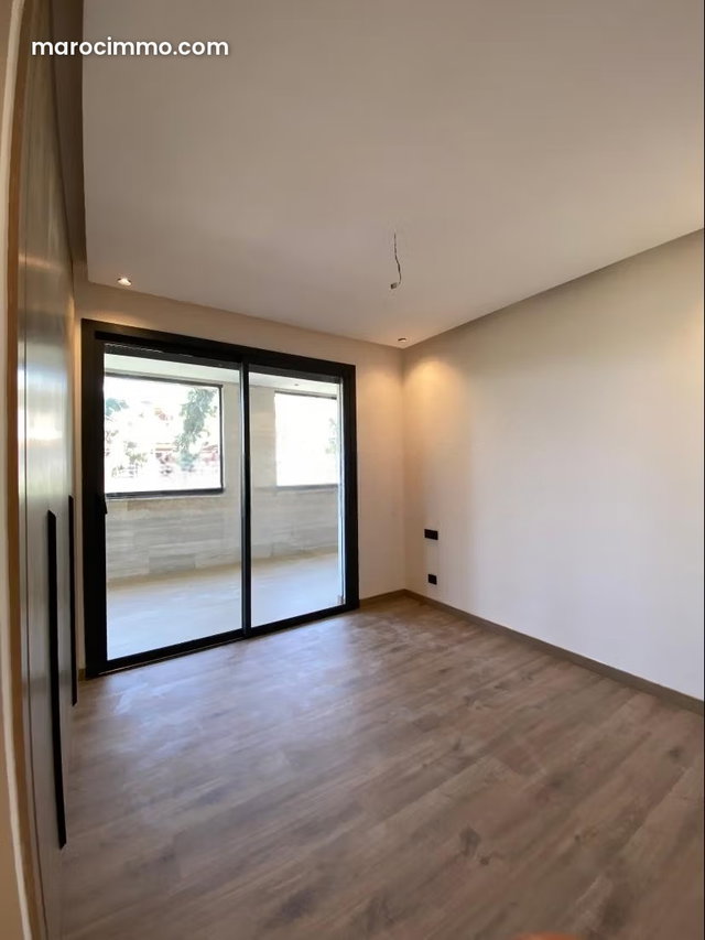 Appartement à louer à Souissi. 3 grandes pièces. Terrasse et ascenseur — 4