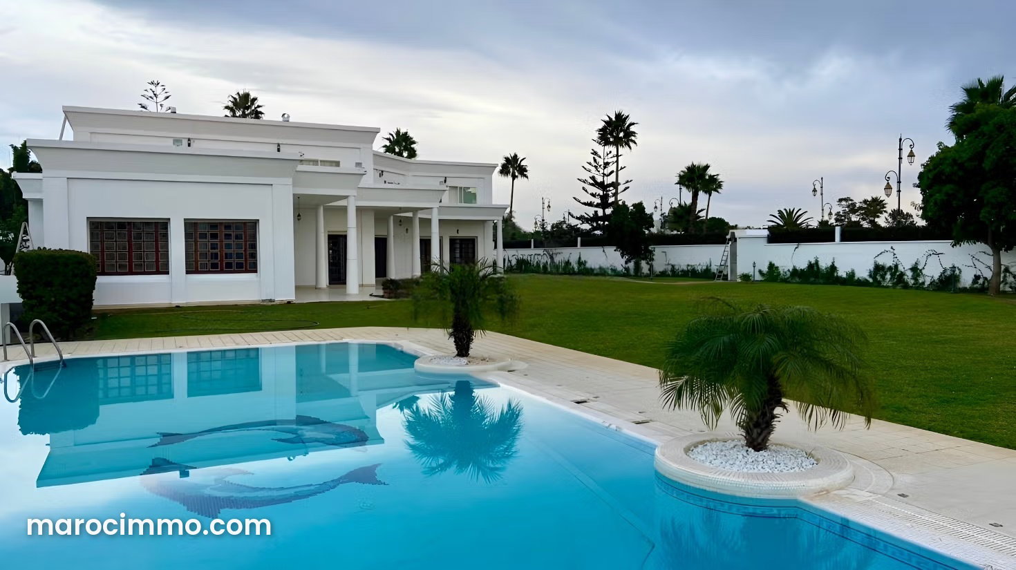 Villa 1200 m² sur parc de 4200 m², Souissi, Rabat — Rabat