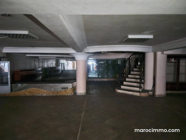 Vend local commercial à Gauthier. Superficie 280 m². Système de climatisation — 3