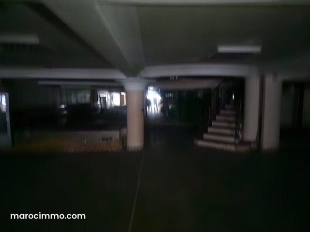 Vend local commercial à Gauthier. Superficie 280 m². Système de climatisation — 4