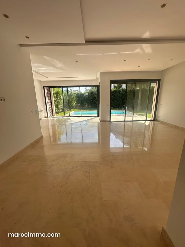 Location villa de luxe à Ain Diab Extension. Surface de 420 m². Places de parking et beau jardin — 2