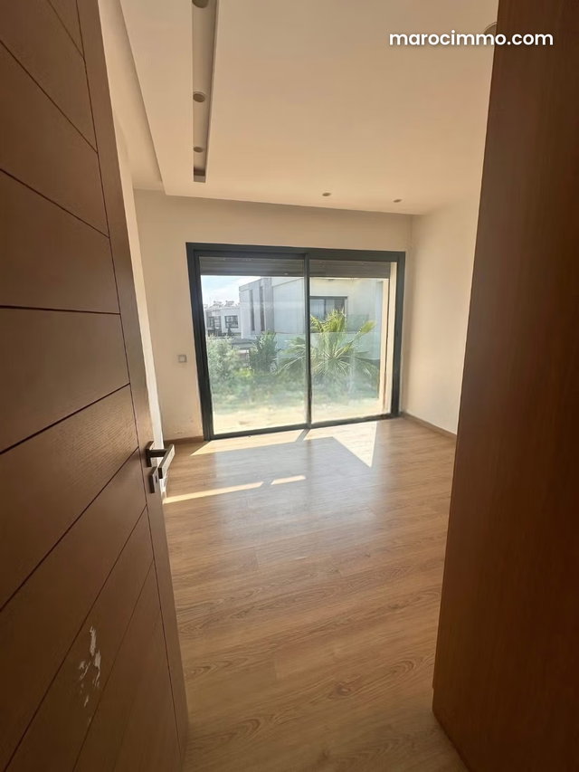 Location villa de luxe à Ain Diab Extension. Surface de 420 m². Places de parking et beau jardin — 5