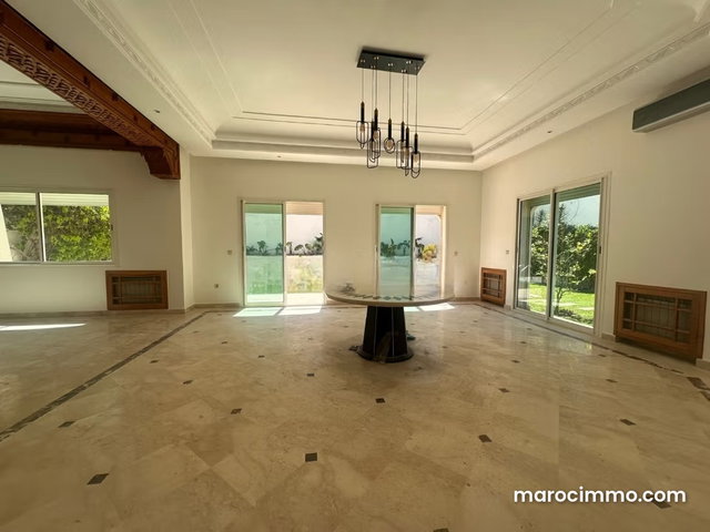 Location villa de haut standing à Ain Diab. 6 pièces. Jardin et terrasse — 2