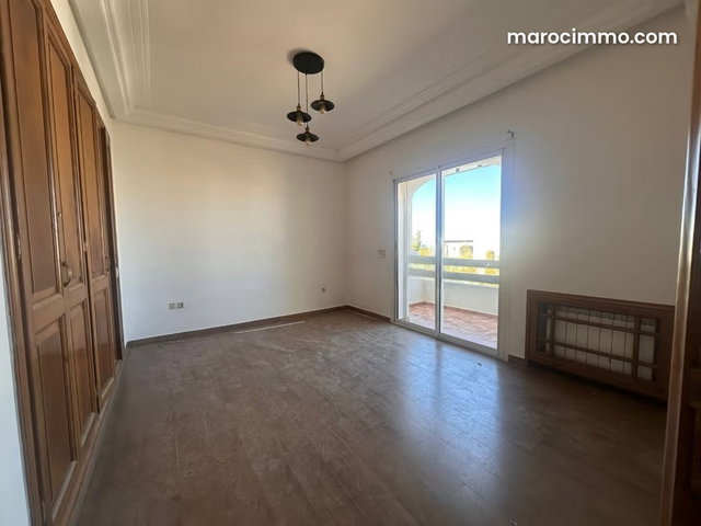 Location villa de haut standing à Ain Diab. 6 pièces. Jardin et terrasse — 4