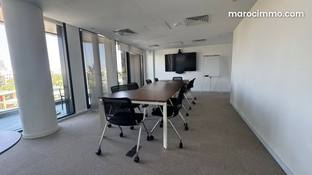 Office for rent at Oasis. 322 m² space. Elevator and parking spaces — 4
