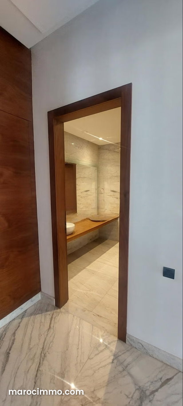 Magnifique villa à louer à Quartier Des Ambassades. 6 chambres agréables. Porte blindée et chauffage central — 3