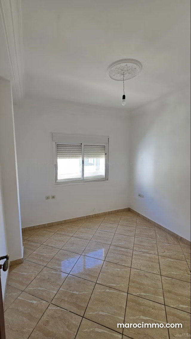 Appartement à vendre à M'Diq. Surface totale 75 m². Belle terrasse — 3