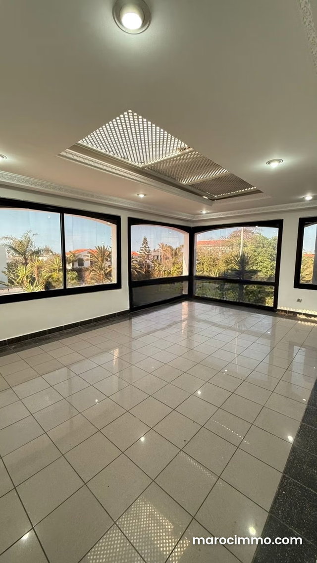 Superbe villa à louer à Ain Diab. Surface totale 460 m². Porte sécurisée et chauffage central — 4