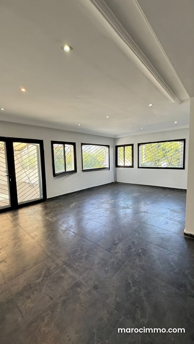 Superbe villa à louer à Ain Diab. Surface totale 460 m². Porte sécurisée et chauffage central — 2