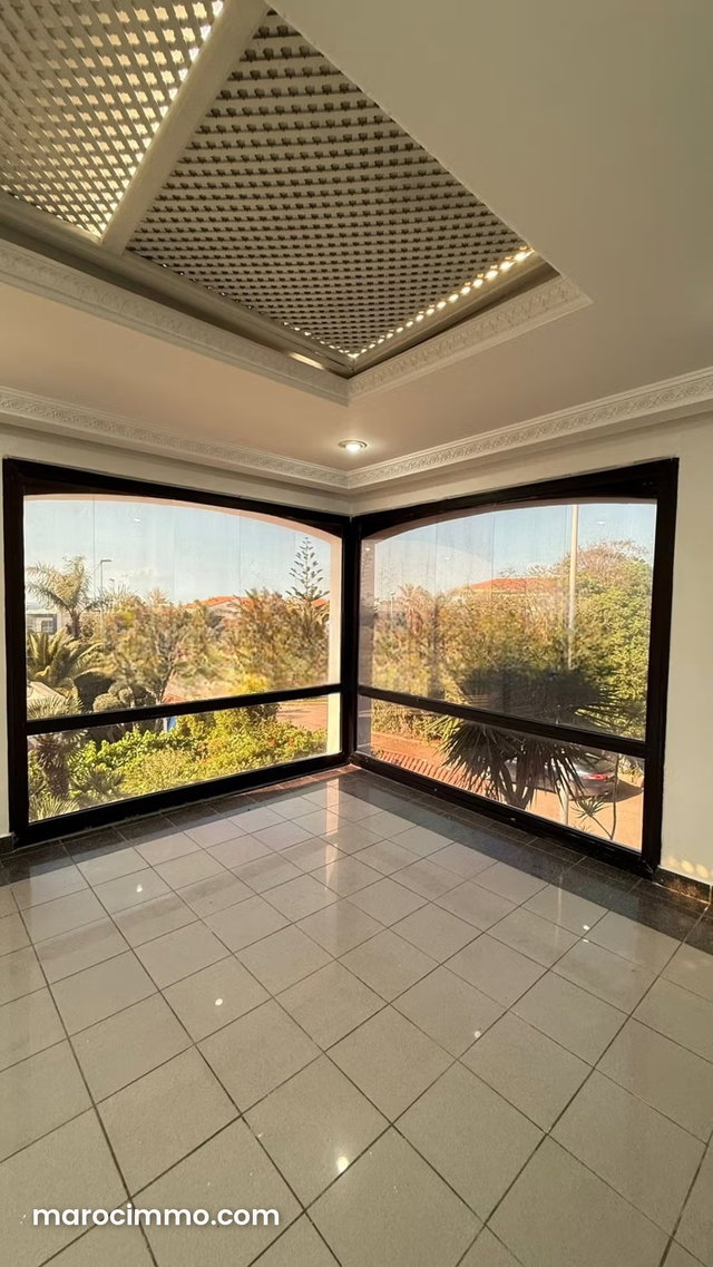 Superbe villa à louer à Ain Diab. Surface totale 460 m². Porte sécurisée et chauffage central — 3