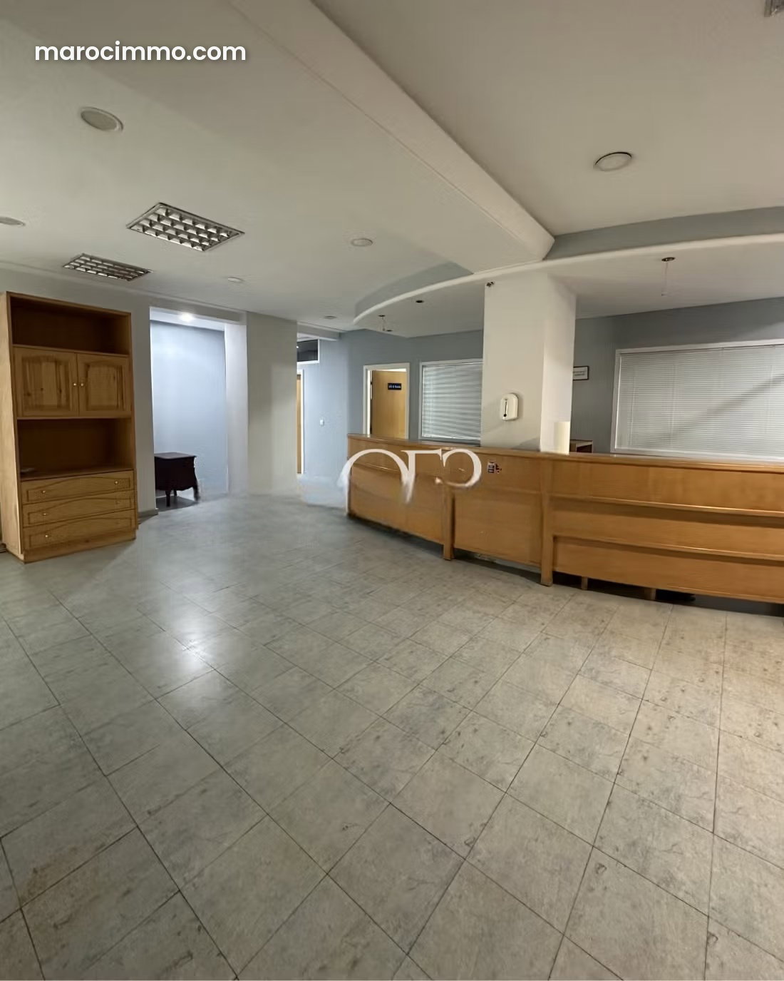 مكتب أرضي بحديقة خاصة للكراء في حي الإداري بطنجة — طنجة
