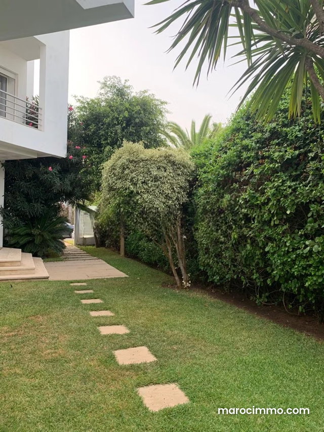 Location villa de haut standing à Ain Diab. Superficie 400 m². Piscine, climatisation — 2