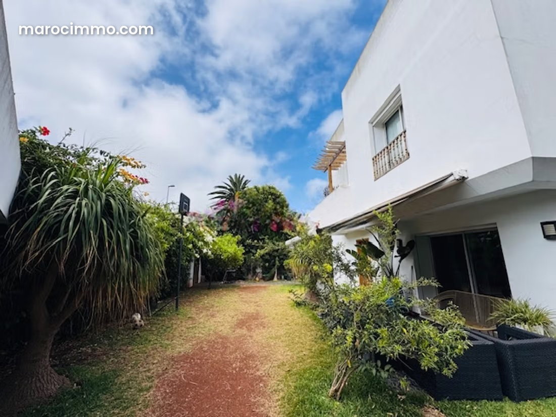 Villa à louer au C.I.L. Casablanca, 400 m², jardin et terrasse — Casablanca