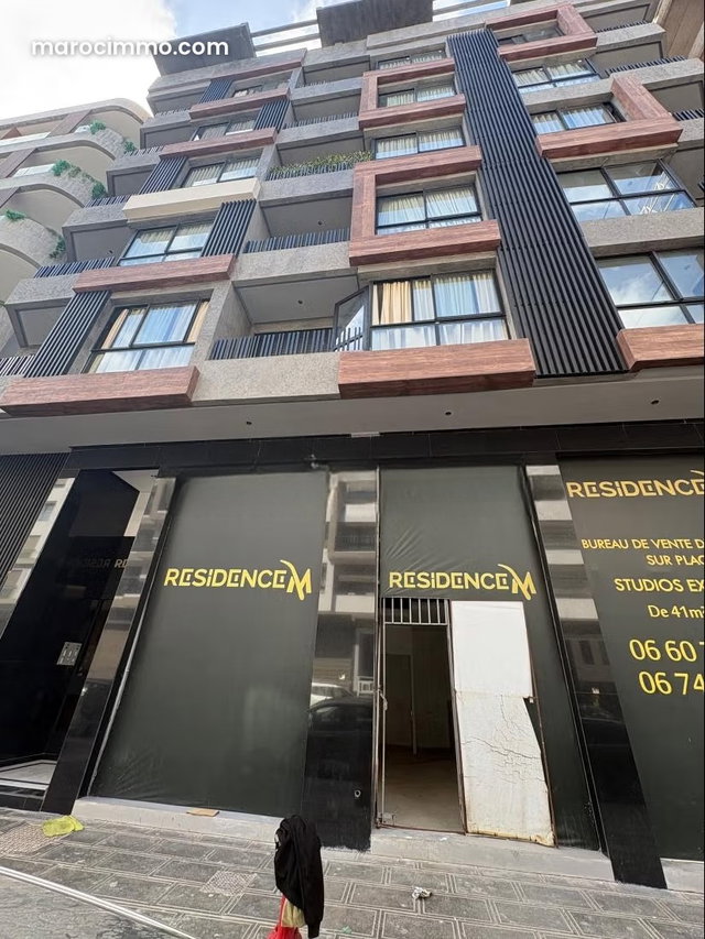 Rent this commercial space in Les Princesses. 35 m². Secured 24/7 — 3