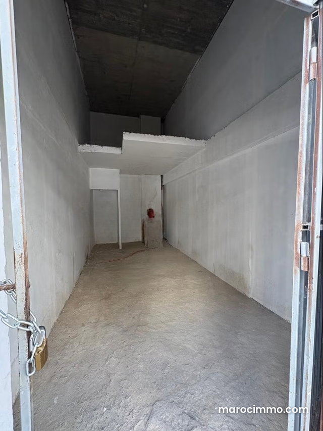 Rent this commercial space in Les Princesses. 35 m². Secured 24/7 — 2