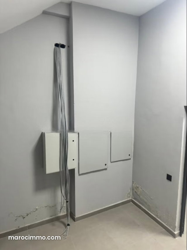 Bâtiment commercial à l'achat à Riad Oulad Mtaa. Surface totale 1883 m². Porte blindée et résidence sécurisée — 4