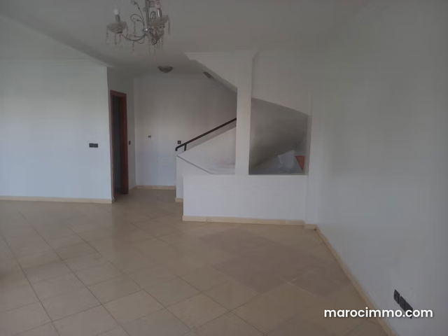 Triplex a vendre dans une résidences avec piscine — Temara