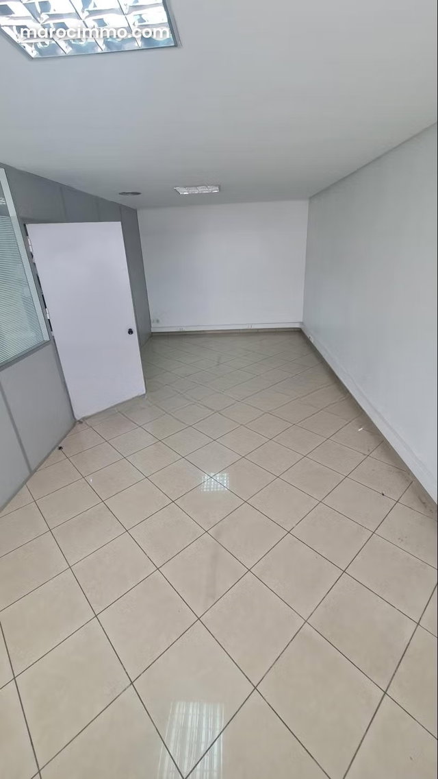 Beaux bureaux à louer à route aljadida. Surface totale 97 m². Conciergerie à disposition, système de climatisation — 2
