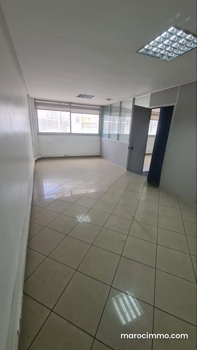 Beaux bureaux à louer à route aljadida. Surface totale 97 m². Conciergerie à disposition, système de climatisation — 3