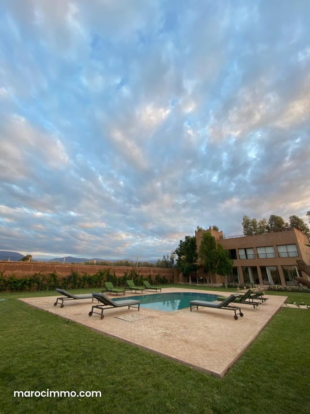 Splendide villa à vendre à Route de l'Ourika. 9 chambres agréables. Meublé — 2