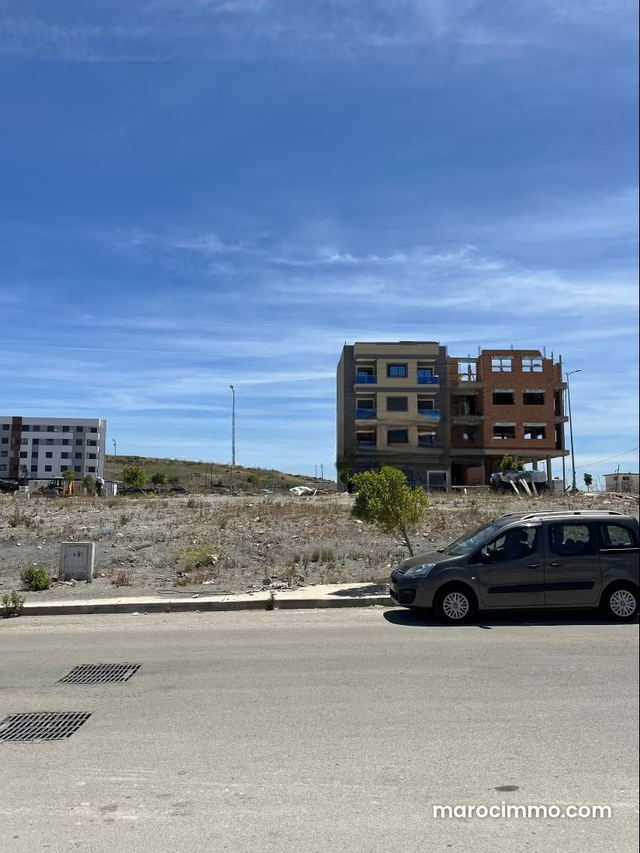 Terrain à vendre dans le quartier Hossni. Superficie totale 240 m² — Tanger