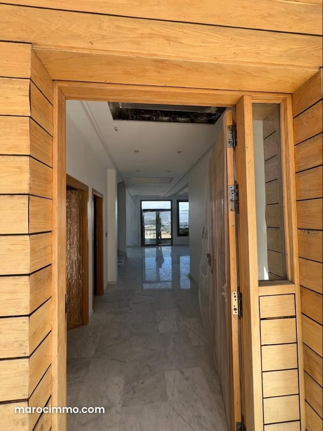 Excellente villa à vendre à Malabata. 5 pièces. Confort total avec piscine et cheminée — 3