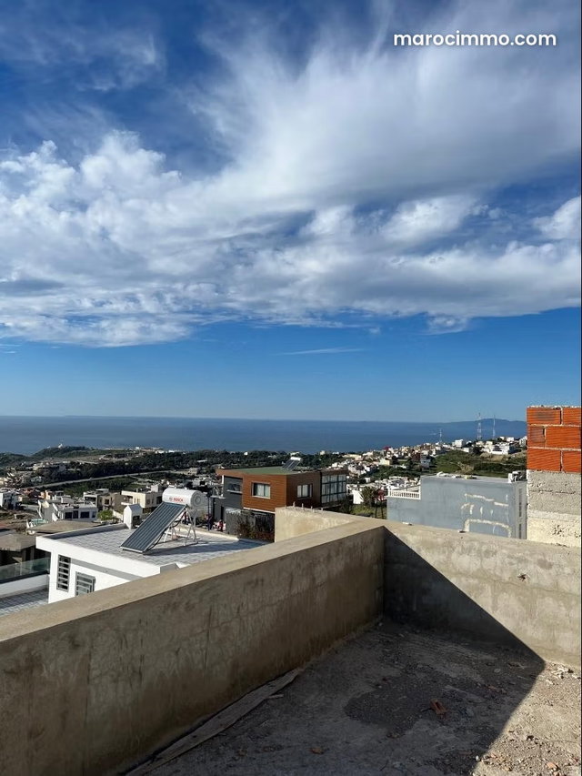 Excellente villa à vendre à Malabata. 5 pièces. Confort total avec piscine et cheminée — 2
