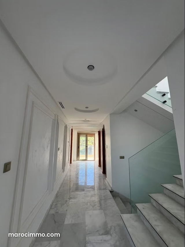 Excellente villa à vendre à Malabata. 5 pièces. Confort total avec piscine et cheminée — Tanger