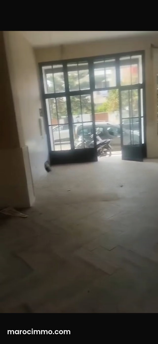 Local commercial en location à Racine. Superficie 108 m². Concierge et climatisation — 2