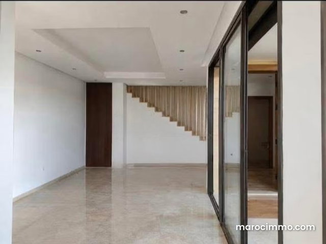 Vacant 4-Bedroom Villa with Garden and Pool — 2