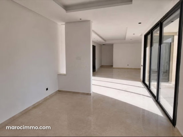 Vacant 4-Bedroom Villa with Garden and Pool — 3